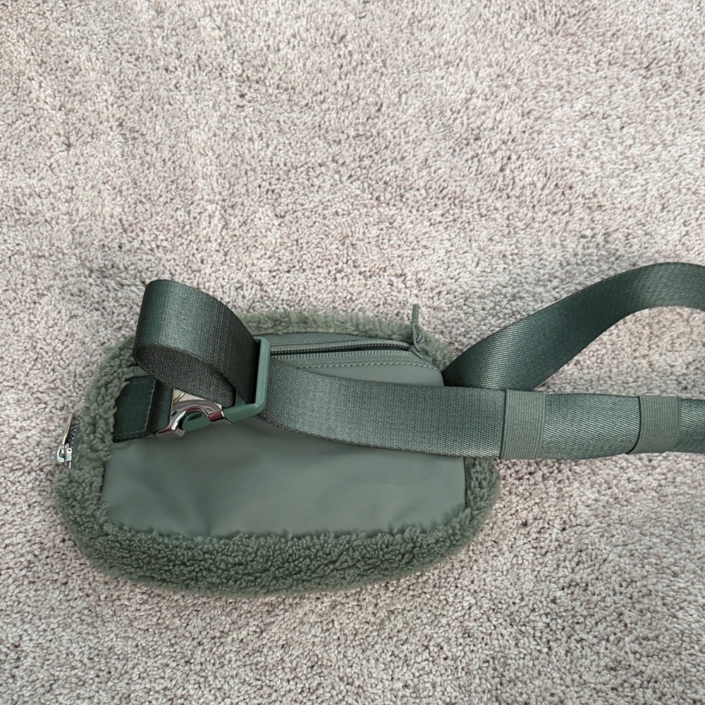 lululemon athletica Forest Green Sherpa Travel Bag - Picture 4 of 5